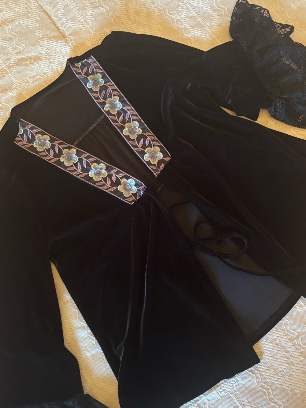 BOHO Black Stretch Velvet Tie front Witchy Jacket / sz S / 38” Flower Embroidery